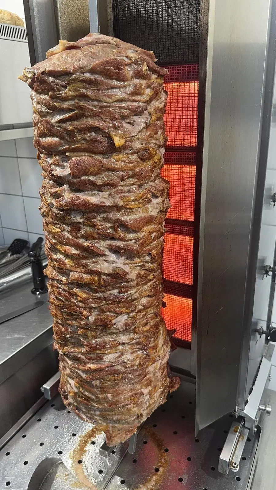 Frischer Gyrosspieß in der GREKO Küche