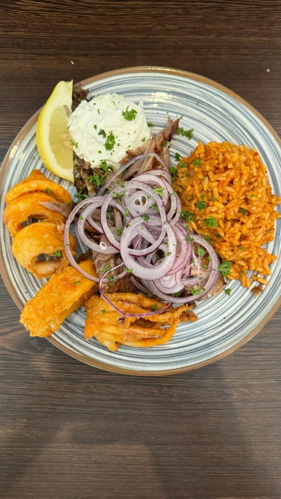 Gyros mit Zwiebeln und Beilagen bei GREKO